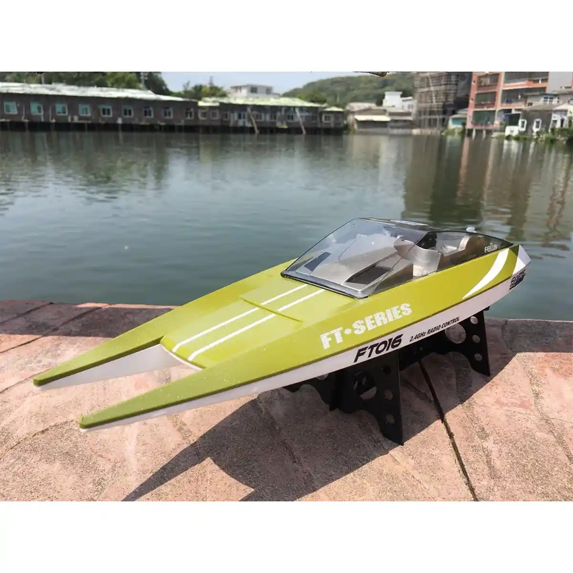 2.4G R/C FT016 RACING BOAT 14YRS+